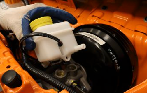 Sostituzione Serbatoio del Liquido Freni del Piaggio Porter NP6 - Mondo Porter